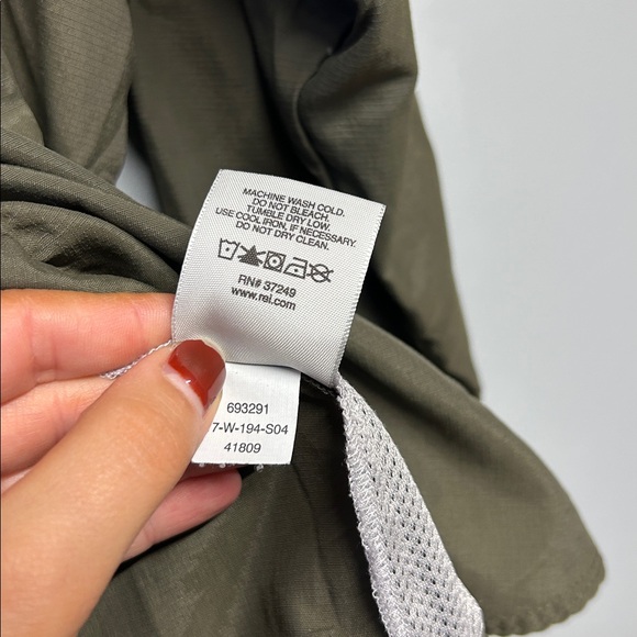 REI Women’s Button Down Shirt Nylon UPF 30+ Olive Green Size XL‎ Roll Sleeve - Picture 4 of 5